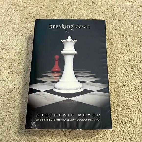 📚 $15/2 Book Sale 📚 the Twilight Saga: Breaking Dawn by Stephanie Meyer - Picture 1 of 2